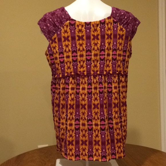 Fun patterned blouse top! - Picture 2 of 3